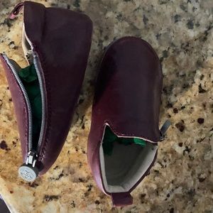 Baby boy/girl shoe with comfortable unzip.